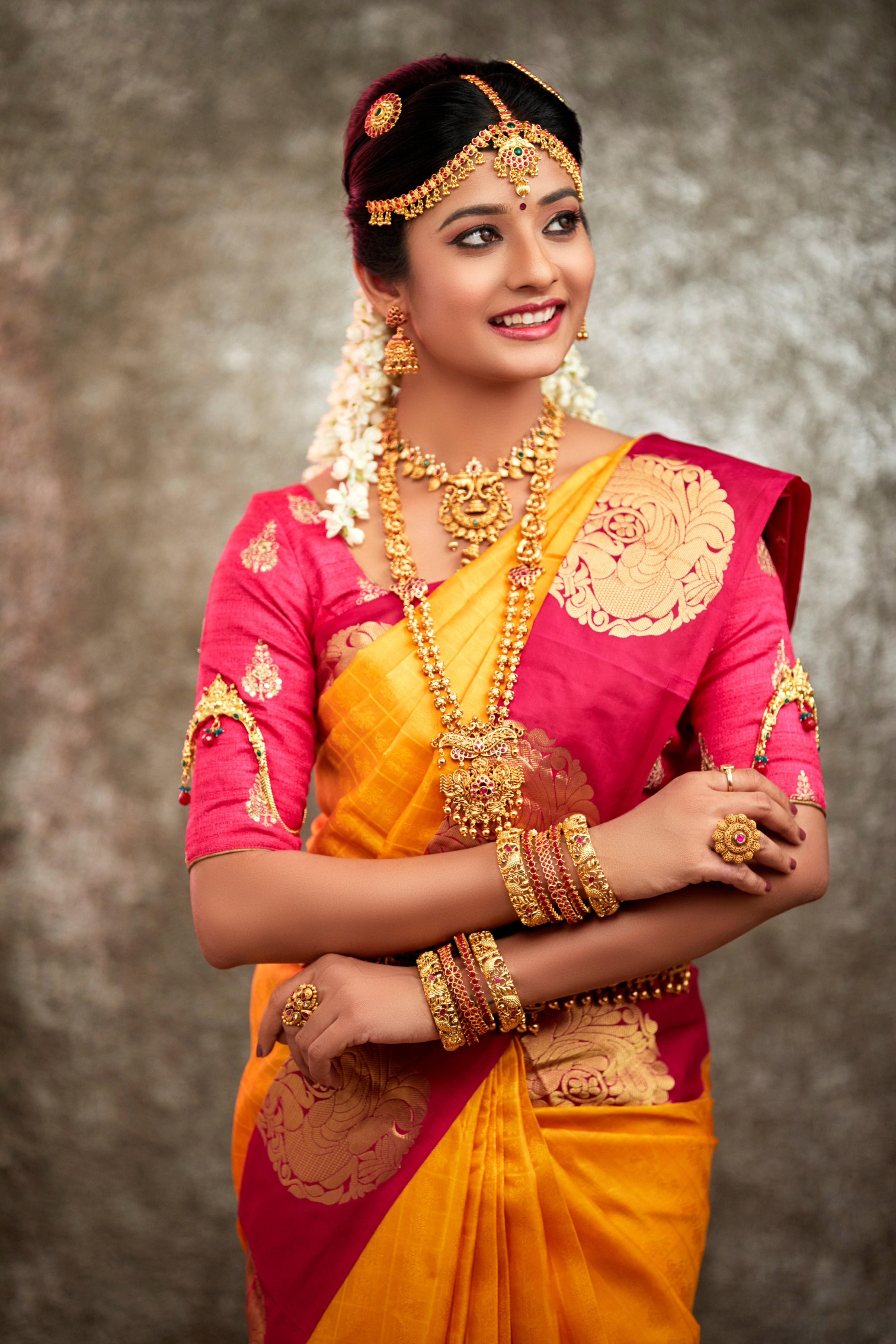 10 Must-Try Bridal Poses for Stunning Indian Wedding Photos  