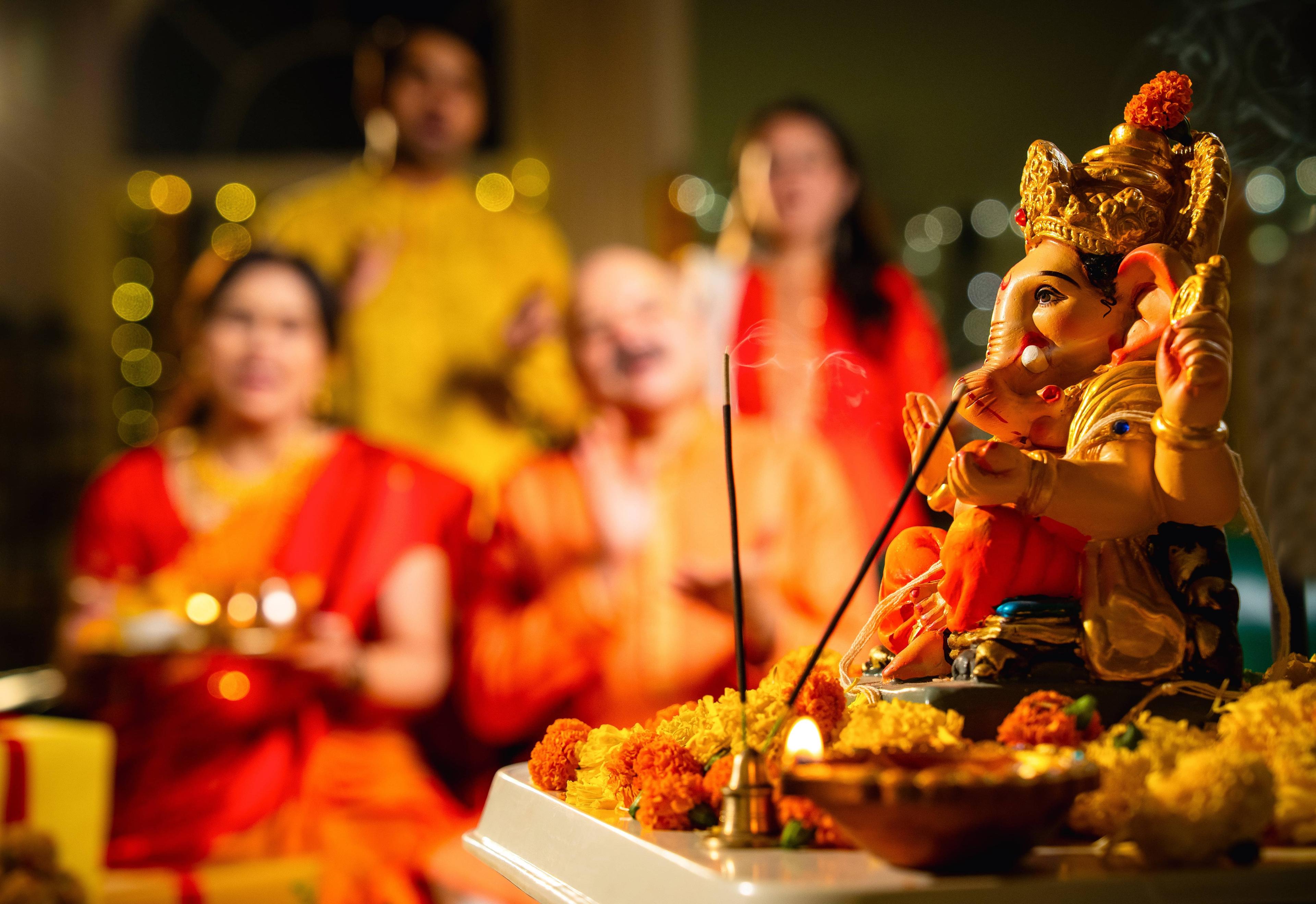 Creative Takes on Griha Pravesh Decor (Fairy Lights + Flowers)