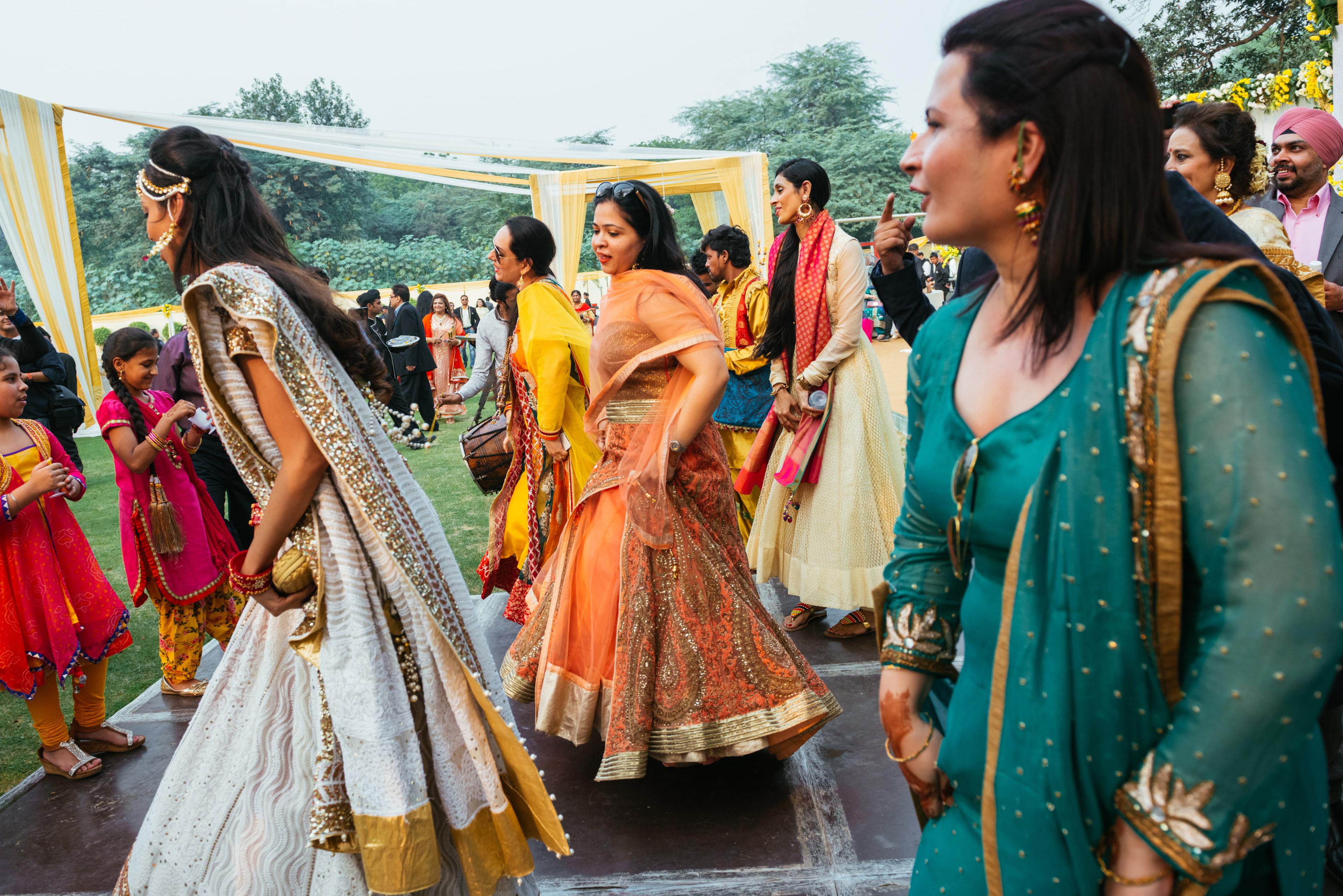 How Guests Can Decode Wedding Dress Codes Without Overthinking