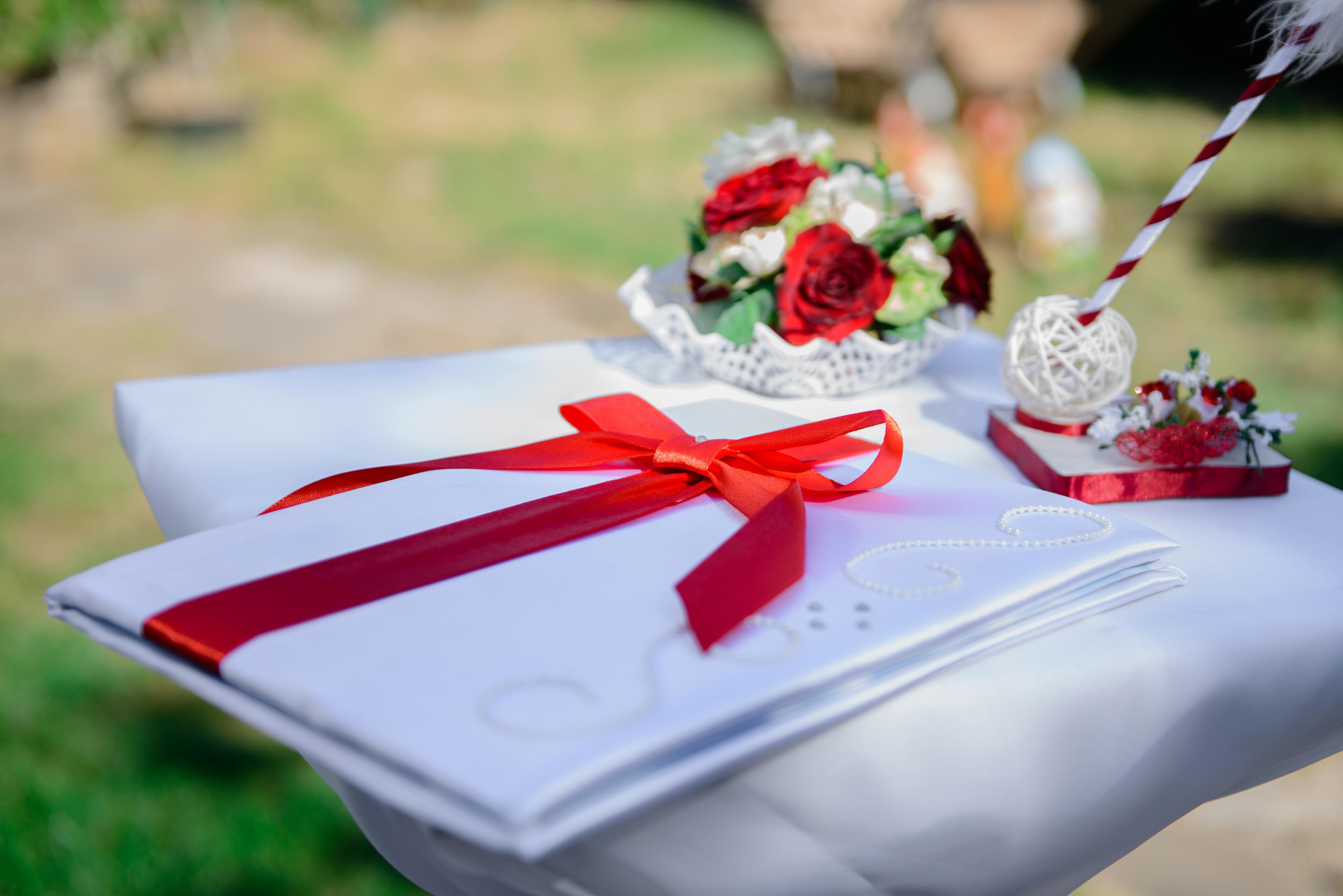 How to DIY Your Wedding Album with At-Home Wedding Photos