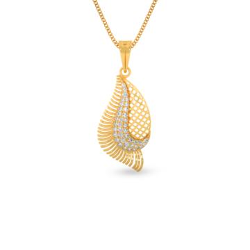 Trendy Conch Shell Gold Pendant