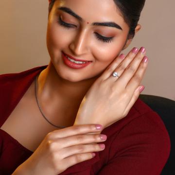 Elegant Silver Round Stone Chain Ring