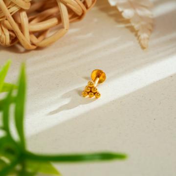 Dazzling Triangular Pattern Gold Nosepin