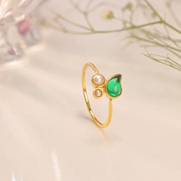 Elegant Paisley Accent Gold Ring
