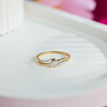 Adorned Leaf Design Gold Ring